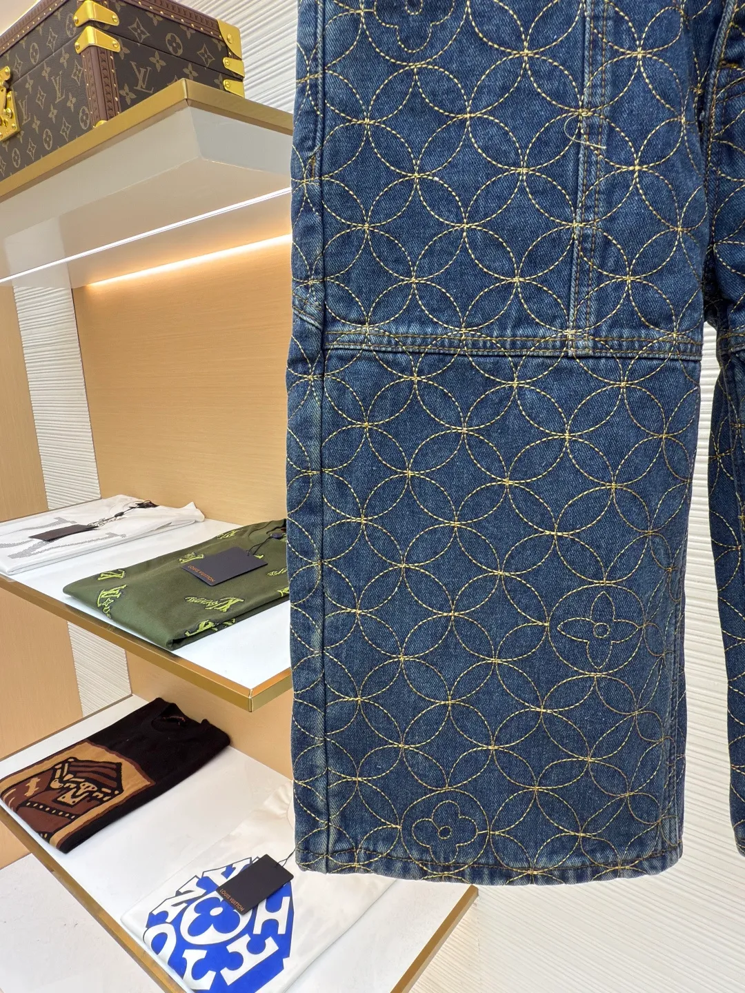 LOUIS VUITTON nigo boot line embroidered denim shorts ●Authentic product: Purchased and developed by 18073 ●Item number: 1680651-A85 ●Fabric: denim fabric ●Technology: jacquard embroidery production ●Version: fitted version ●Weight: about 900 grams ●Size: S-M-L-XL ●Description: Using embroidery pattern stitching, the rice grain full-frame embroidery process is characterized by using fine embroidery techniques to evenly and densely embroider patterns or patterns similar to the size of rice grains on the entire embroidery to achieve full coverage, exquisite and delicate visual effects. During embroidery, the use of stitches and embroidery threads forms small units similar to rice grains. These units are closely arranged to form the overall pattern. The craftsmanship is quite complex, giving people an artistic visual enjoyment. The inner cover is pieced together, and the one that comes into contact with the skin is cotton. The process is cumbersome and synchronized with the original version. The flat nails and door sill buttons are clearly and delicately engraved, the environmentally friendly electroplating adopts a bronze opening and closing design, the back waist leather plate has an iron-moulded pattern with contrasting colors, and is made of genuine first-layer cowhide suede. A full set of new accessories are customized simultaneously, and the details are handled perfectly. The skateboard has a straight design, a loose cut, wide and stylish, focusing on the comfort and freedom of wearing the upper body. Compatible with the same series, exclusive product. The overall wiring is straight and delicate, the fabric is comfortable and soft, and the color is consistent without color difference. It can be matched with the same style to create a fashionable look and control various occasions. Customized accessories, complete with three standards, same style for men and women!